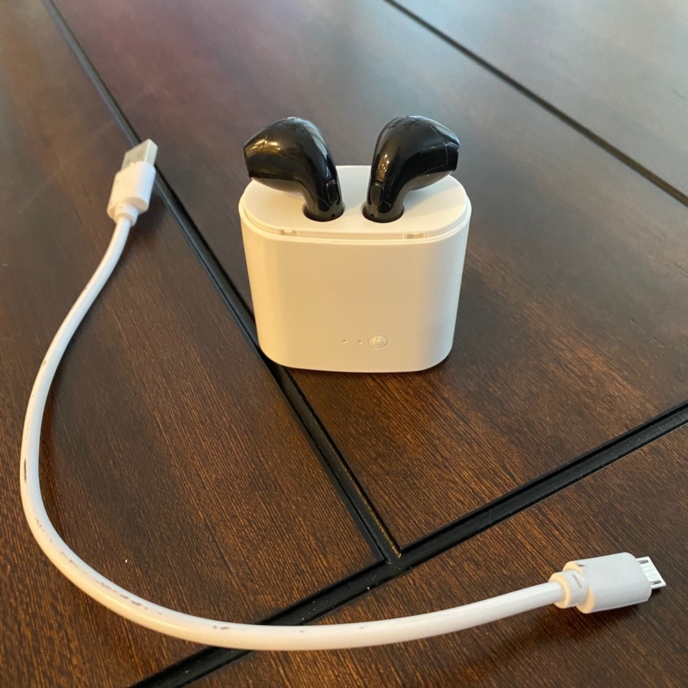 Wireless headphones w/ case and charger